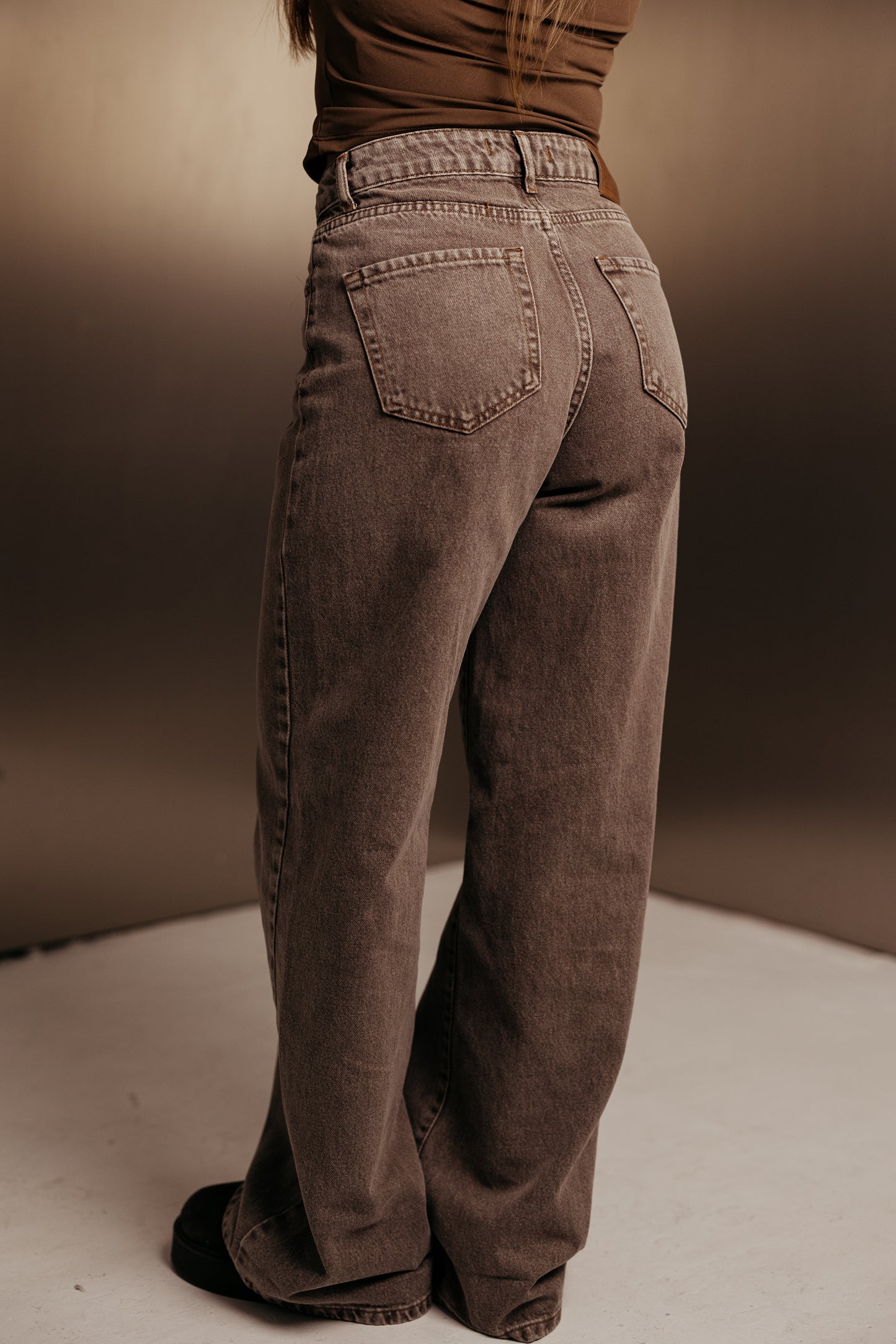 Jeansy z szeroką prostą nogawką brązowe