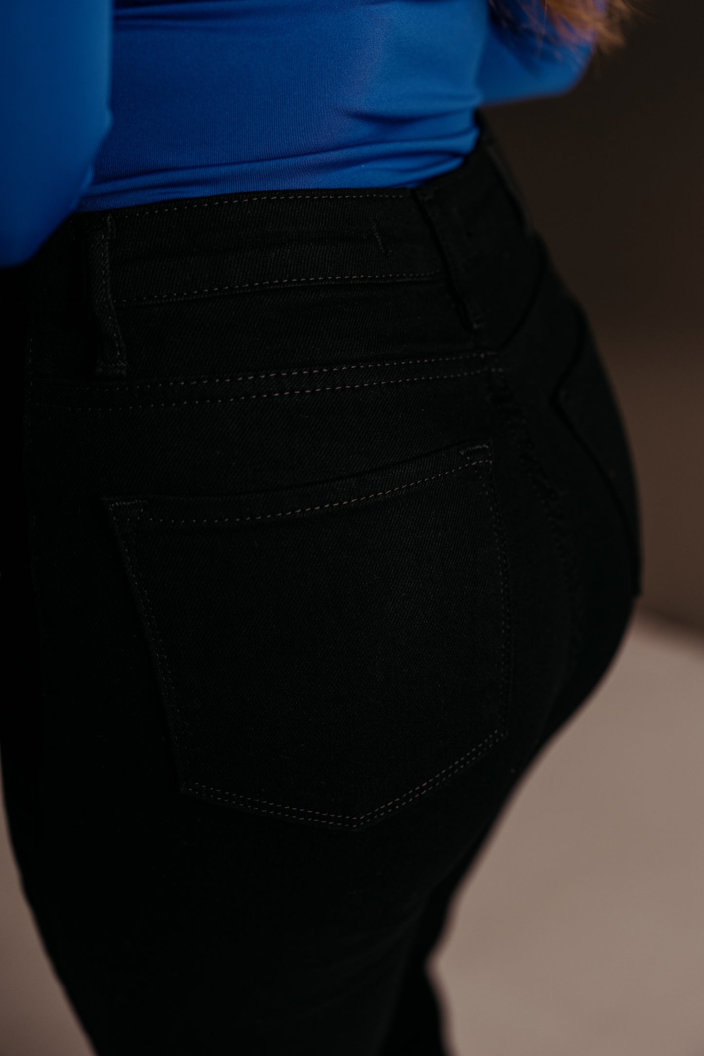 Czarne jeansy z rozszerzaną nogawką