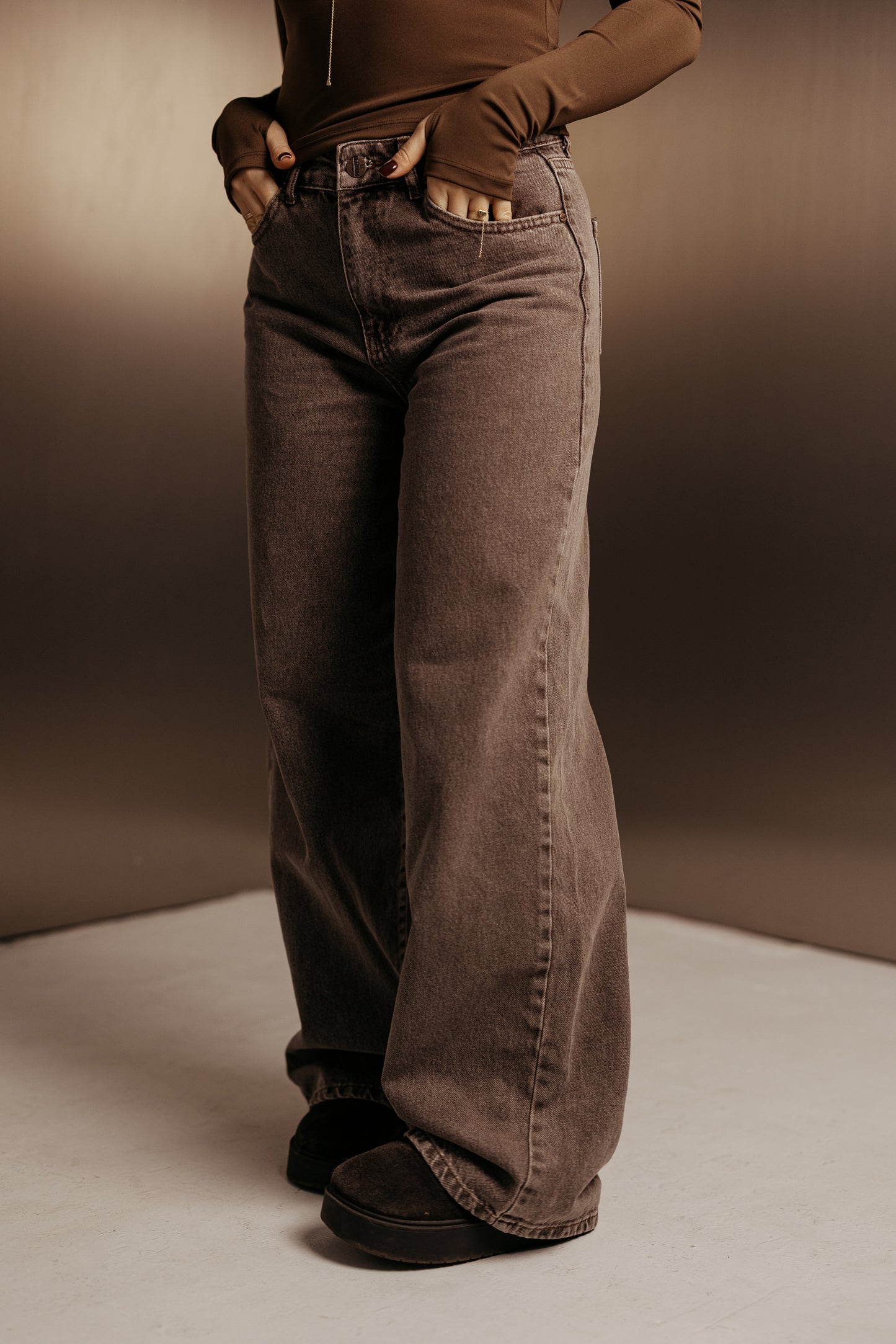 Jeansy z szeroką prostą nogawką brązowe