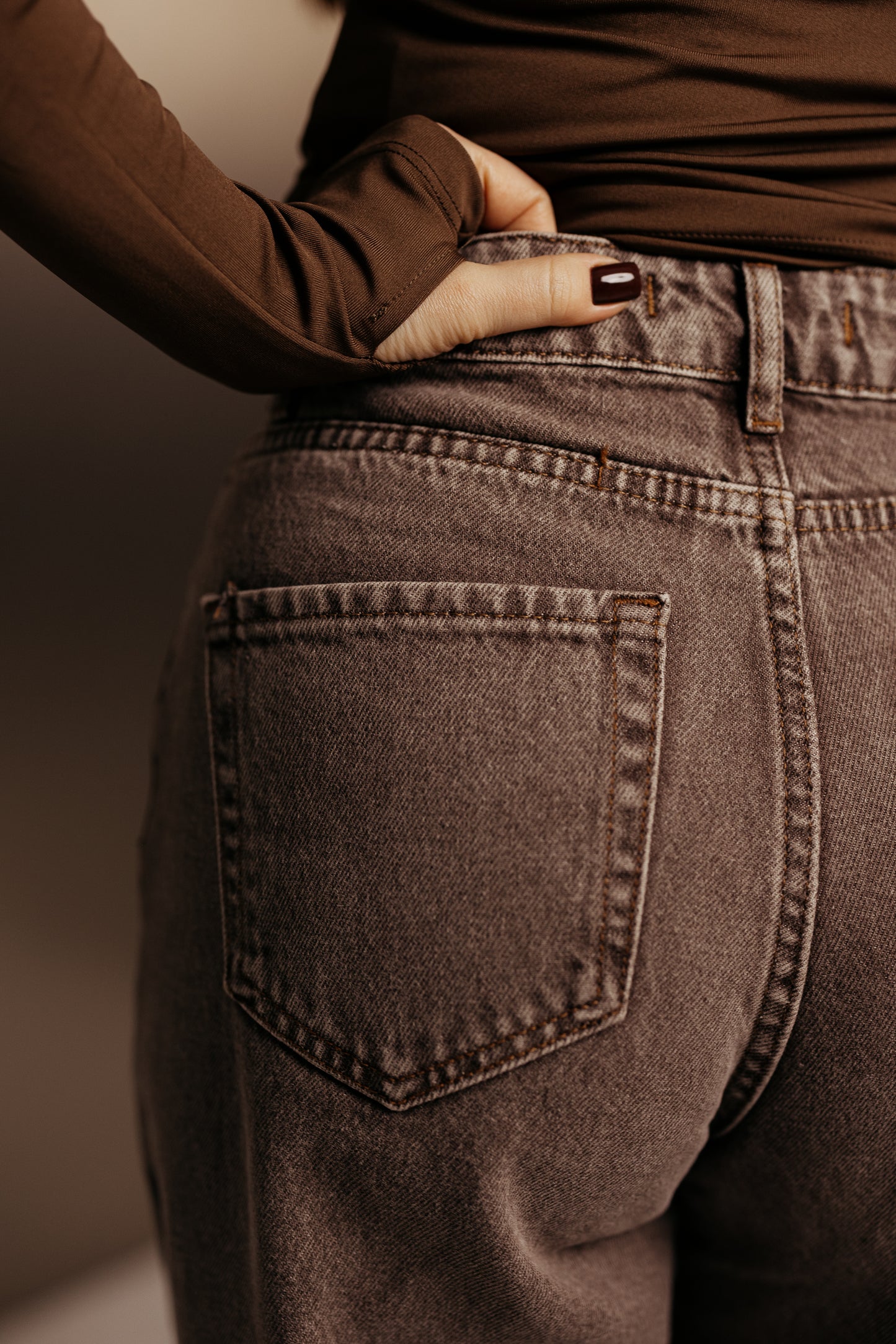 Jeansy z szeroką prostą nogawką brązowe