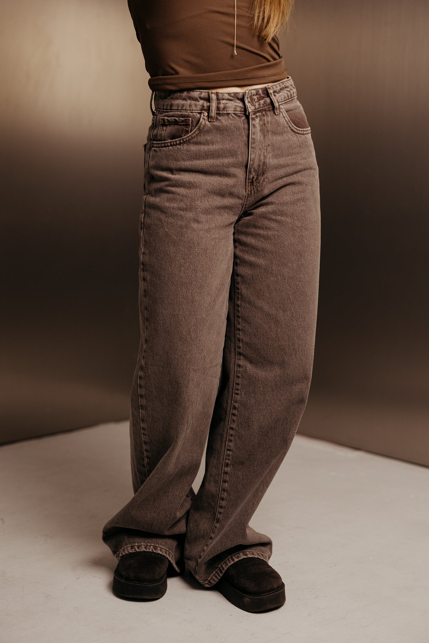 Jeansy z szeroką prostą nogawką brązowe