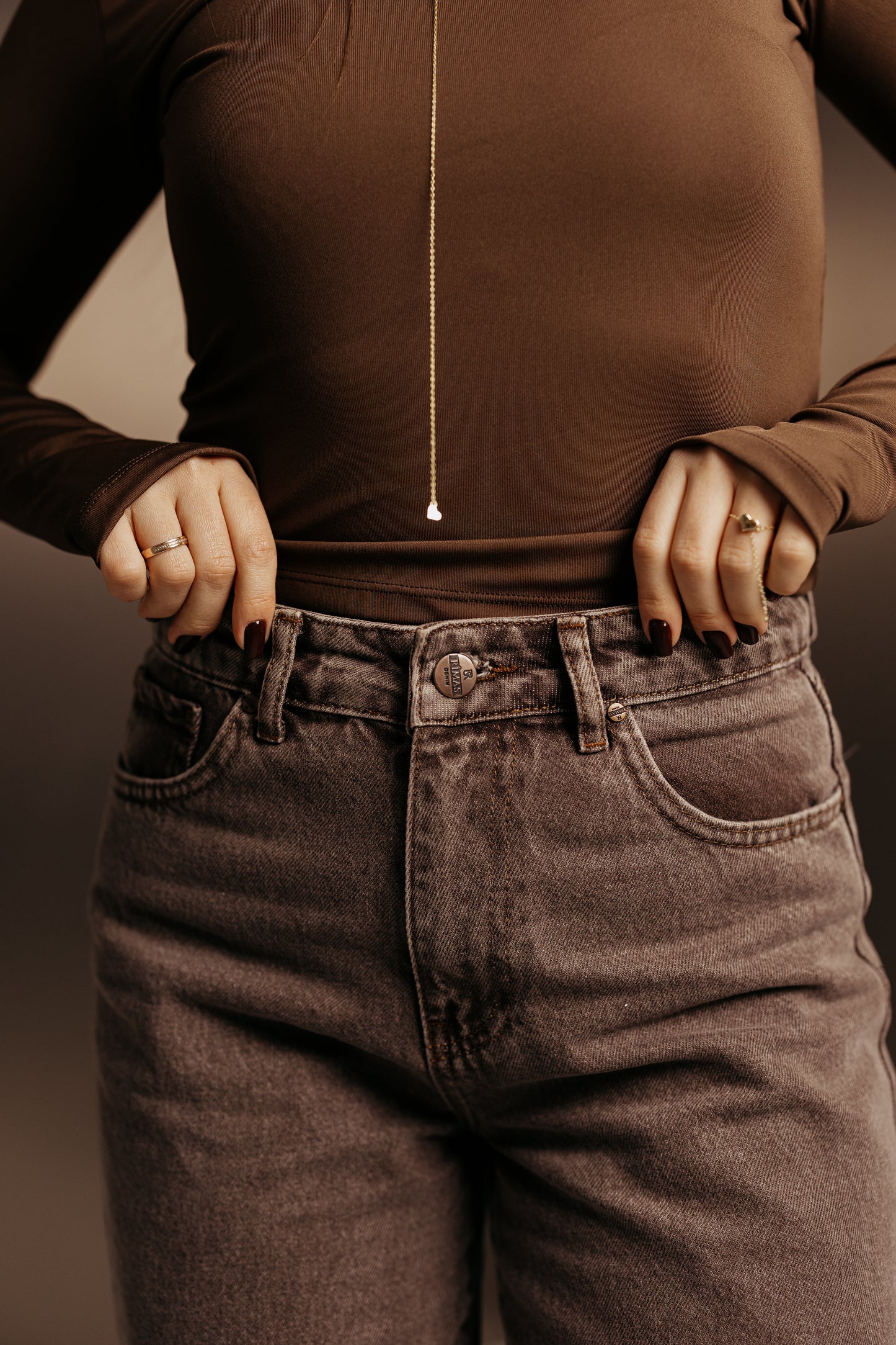 Jeansy z szeroką prostą nogawką brązowe