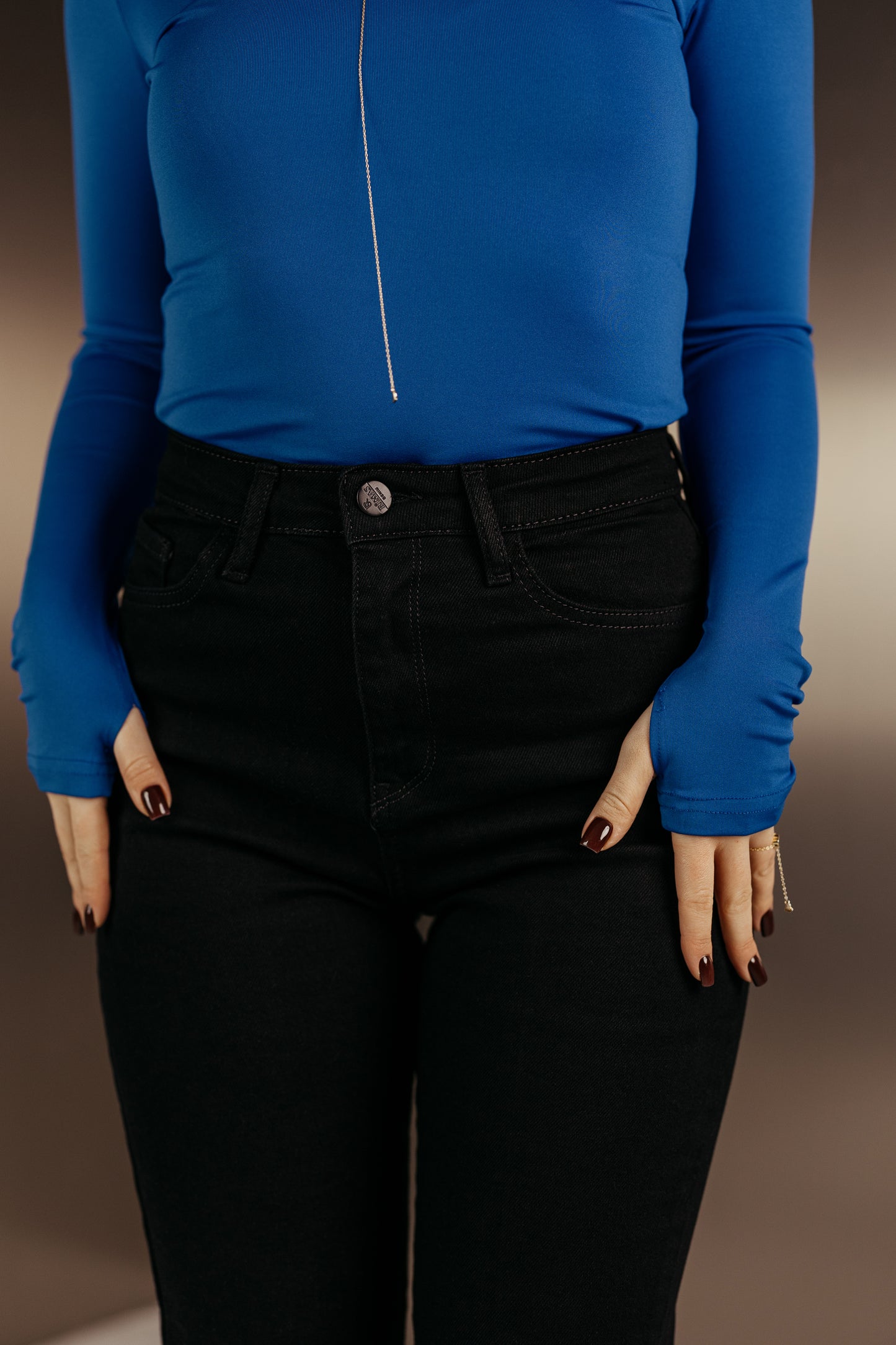 Czarne jeansy z rozszerzaną nogawką